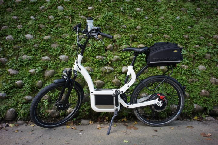 Klever E-bike in front of a grassy wall